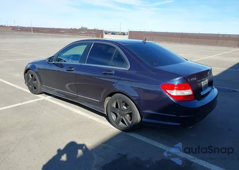 2010 Mercedes-Benz C 300 Luxury/Sport z USA, uszkodzony, nr VIN WDDGF5EB1AF419192